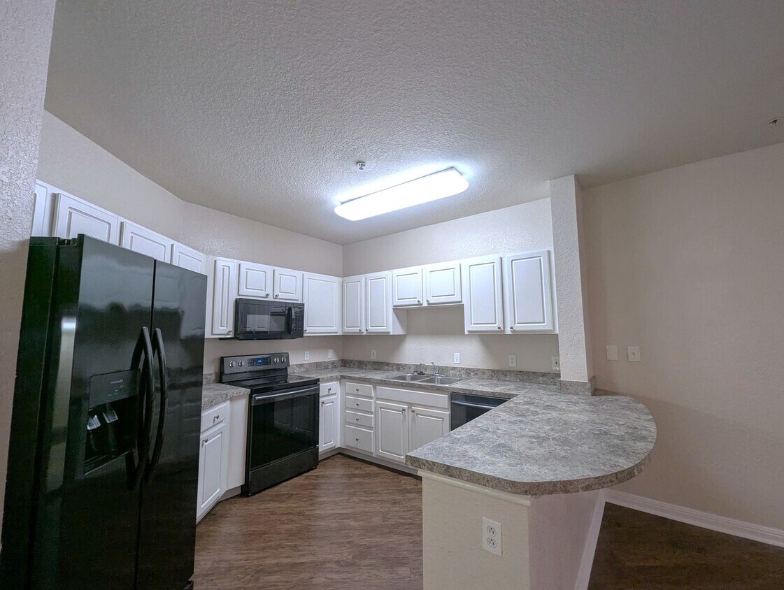 Foto principal - Huge Studio Unit 785 square feet! Updated,...