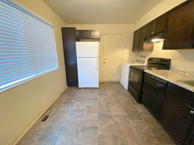Building Photo - Reno Duplex - 1 Small Pet Friendly, Garage, Dishwasher, Washer/Dryer Inside Unit