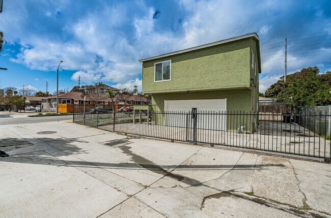 Building Photo - FENCED 2-BEDROOM / 1-BATH HOME W/ 2 CAR GA...