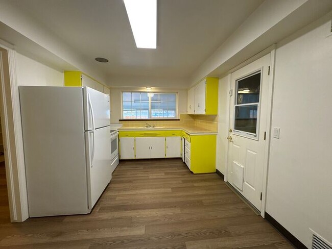 Building Photo - Charming 3 bed / 1 bath COMING SOON in the...