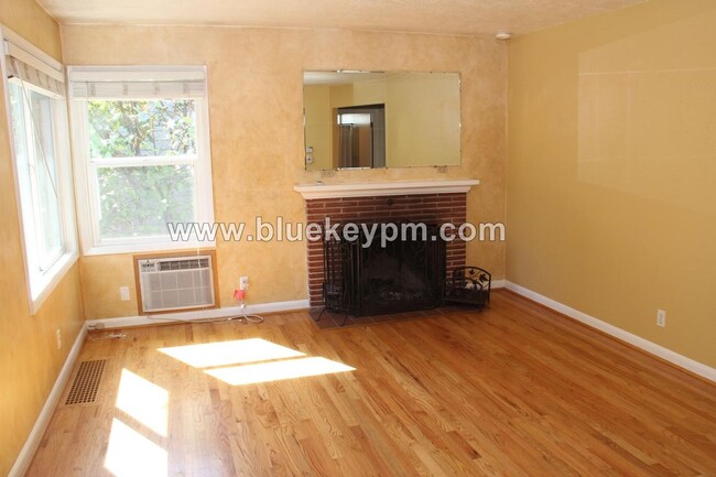 Foto del edificio - 2 Bed, 1 Bath Home Near Park Rose City Gol...