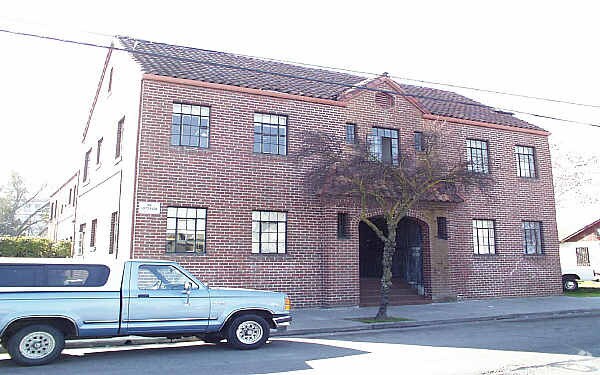 Primary Photo - 32 W Park St