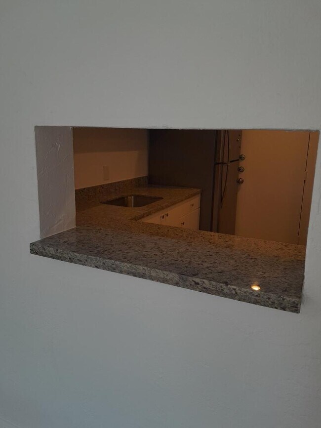 Foto del edificio - 6890 N Kendall Dr