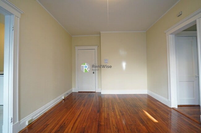 Building Photo - 224 Kelton St