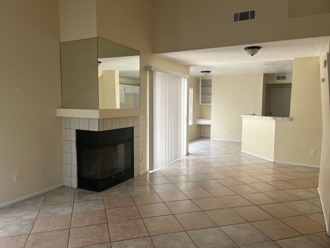 Foto del edificio - 2BD/ 3BTH TOWNHOUSE EAST PALMDALE