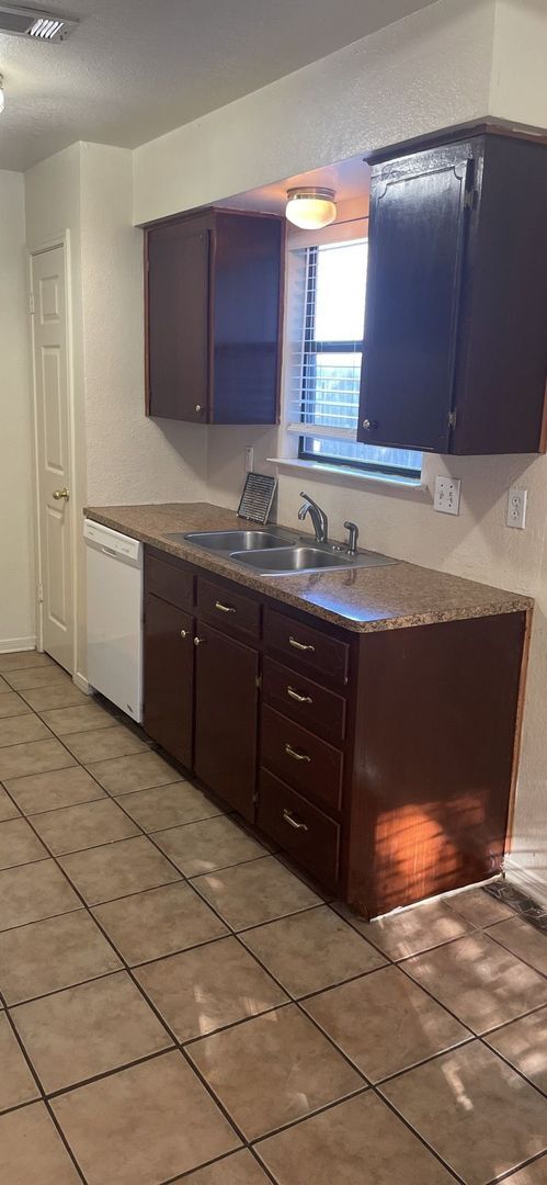 Foto del edificio - HUD/SECTION 8 ACCEPTED - AVAILABLE NOW!