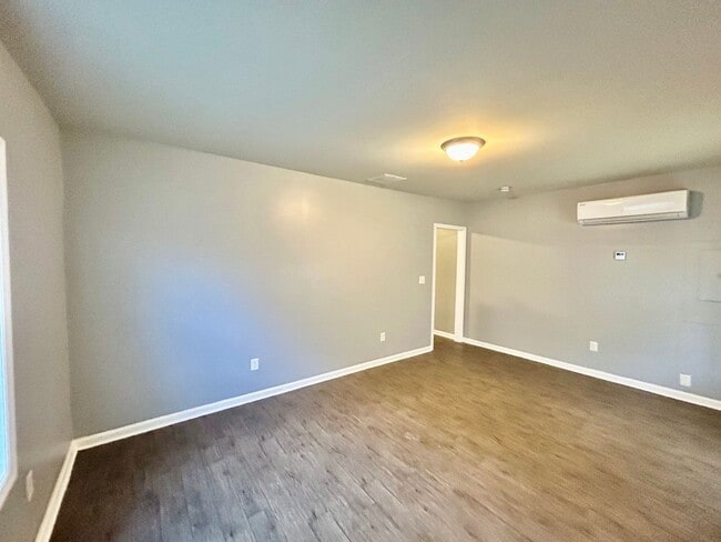 Foto del edificio - 1 Bedroom House Downtown!