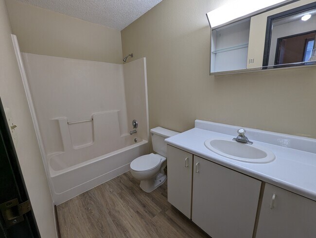 Foto del edificio - 4945 Walker Ave