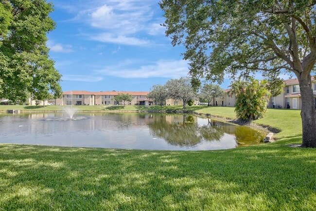Foto del edificio - 9949 Twin Lakes Dr