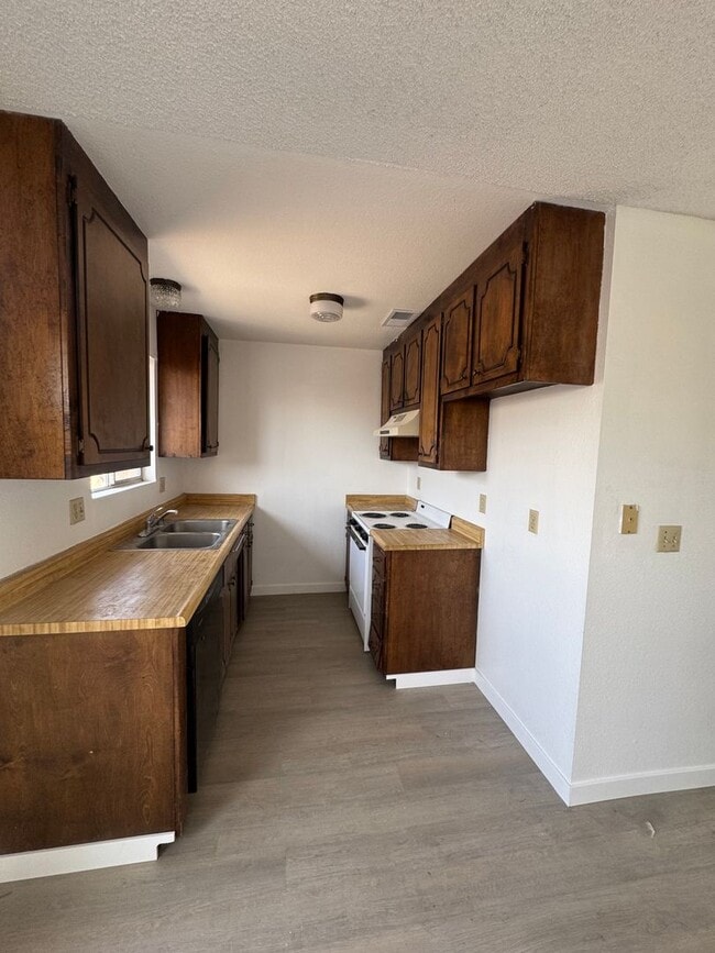 Building Photo - 5574 Mountain View Dr