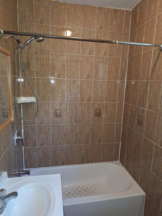 Full tiled bath - 362 Brunswick Ave