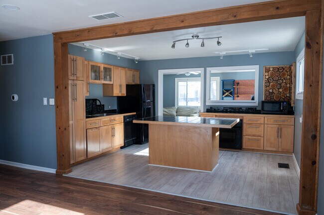 Building Photo - 4853 Carvel Ave