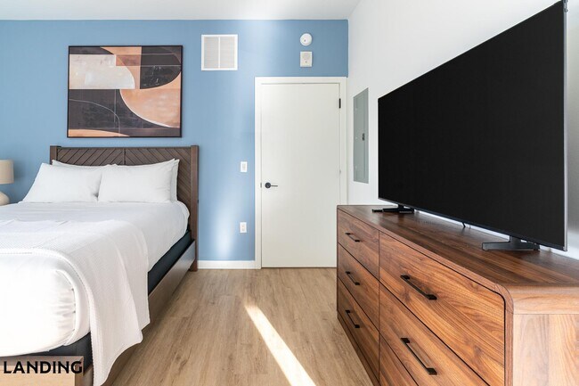 Building Photo - 221 E Oak St