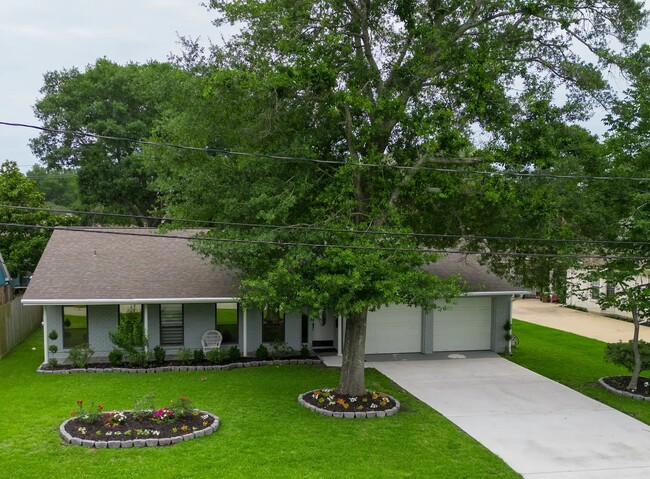 Building Photo - 307 Shirleen Dr