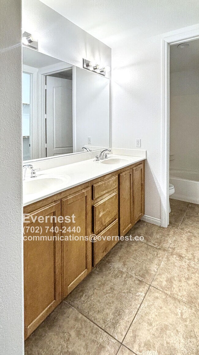 Foto del edificio - Lovely 2-Bedroom Condo with Convenient Acc...