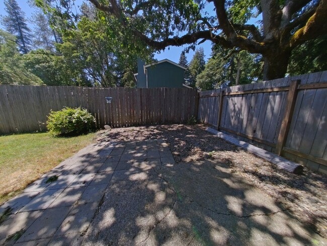 Building Photo - Remodeled 2 bedroom duplex in Veneta