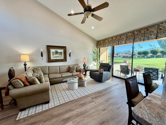 Foto del edificio - 205 Las Lomas