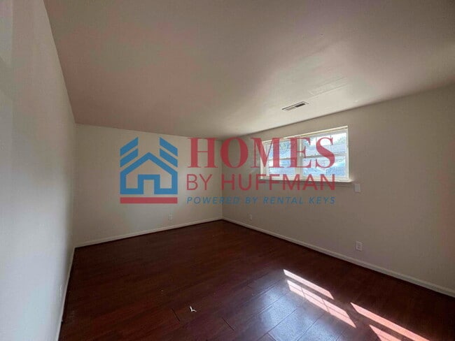 Building Photo - Three Bedroom Townhome | Now Available
