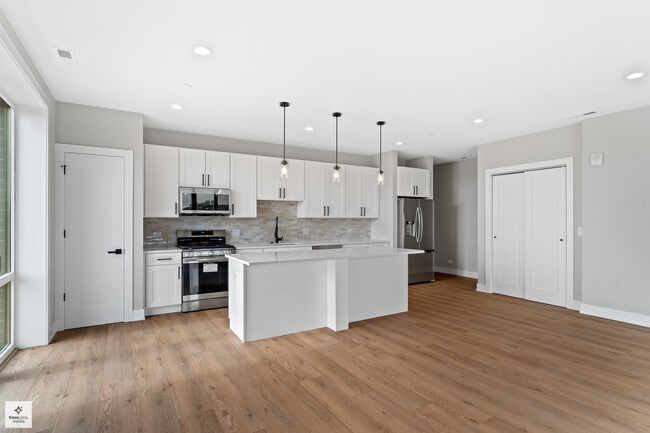 Foto del edificio - 8631 W Grand Ave