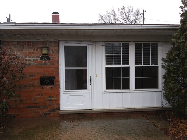 Private brick patio - 258 Plymouth Rd