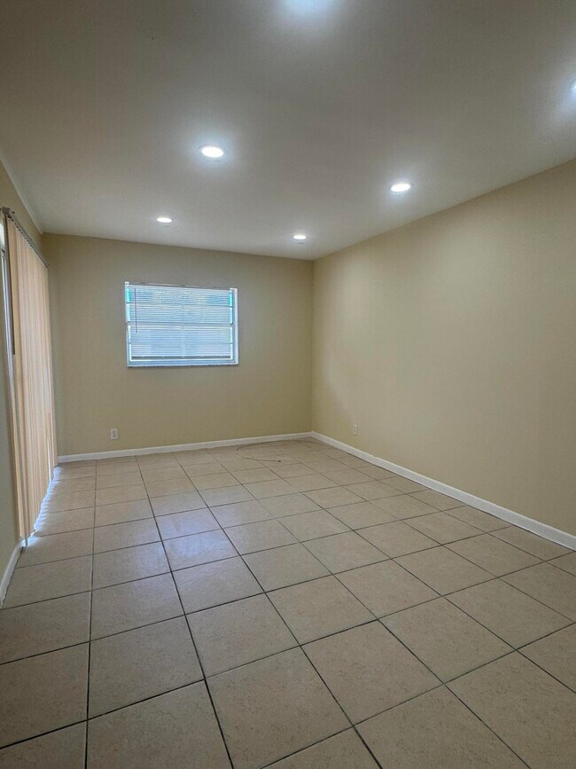 Foto del edificio - 1324 Gateway Dr