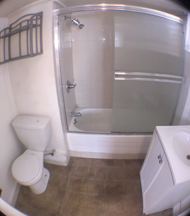 Baño - 10742 Palms Blvd