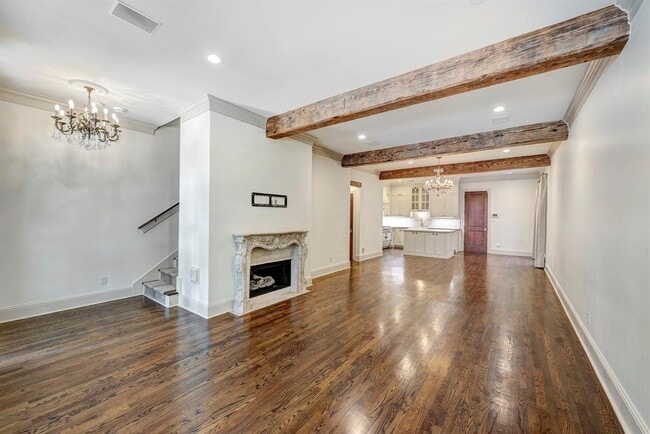 Foto del edificio - 5124 Chevy Chase Dr