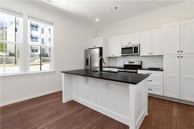 Building Photo - 2 OR 3 bedroom 1.5 bath home close to U of A