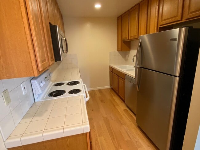 Building Photo - Sharp and Modern 3 Bedroom 2.5 Bath Santa ...