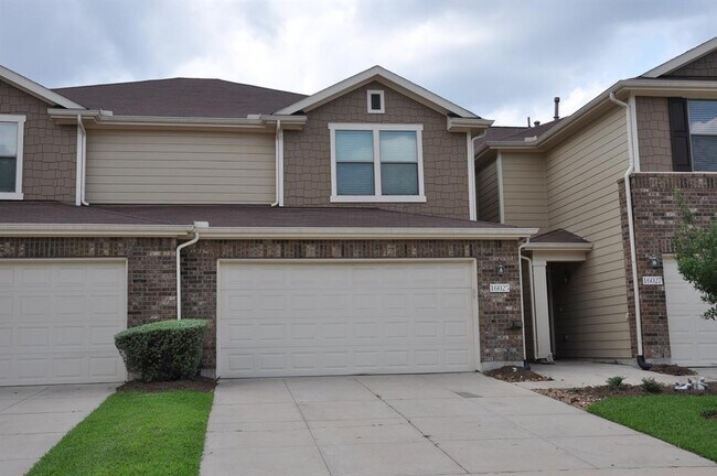 Building Photo - 16025 Summerville Lake Dr
