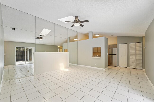 Foto del edificio - 1368 Periwinkle Pl