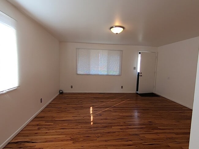 Building Photo - Brick Ranch home with great yard and beaut...