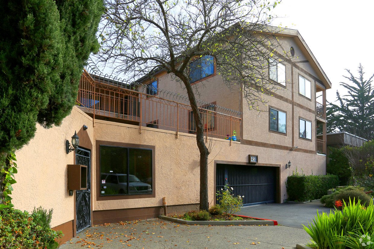 Building Photo - Crestwood Apartments