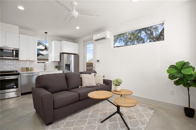 Foto del edificio - 2413 E 9th St