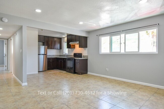 Foto del edificio - 3 Bedroom, 1.5 Bath Apartment with Garage ...