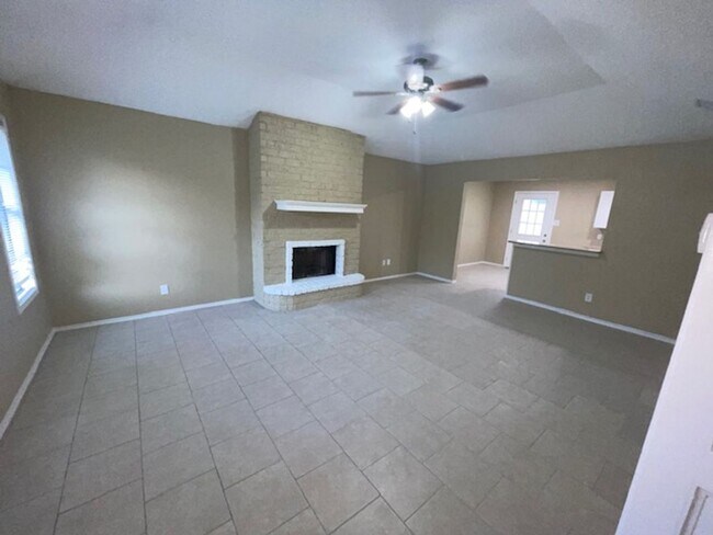 Building Photo - 3 bedroom 2 bathrooms