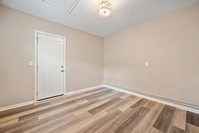 Building Photo - Move in Ready! Brick ranch home has 3 bedr...