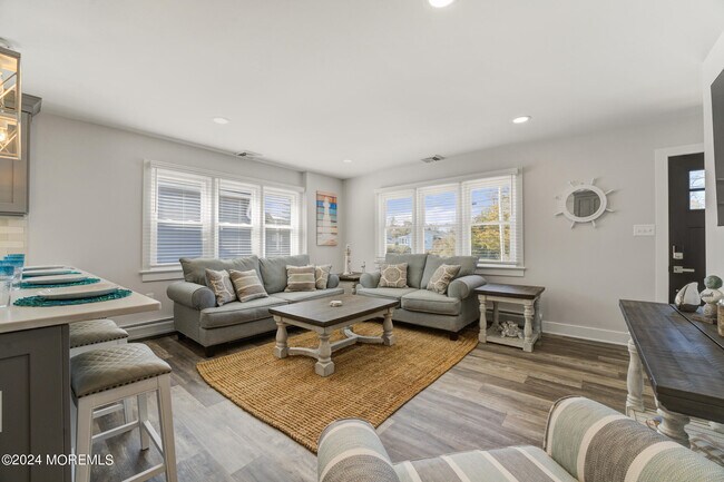 Building Photo - 307 Asbury Ave