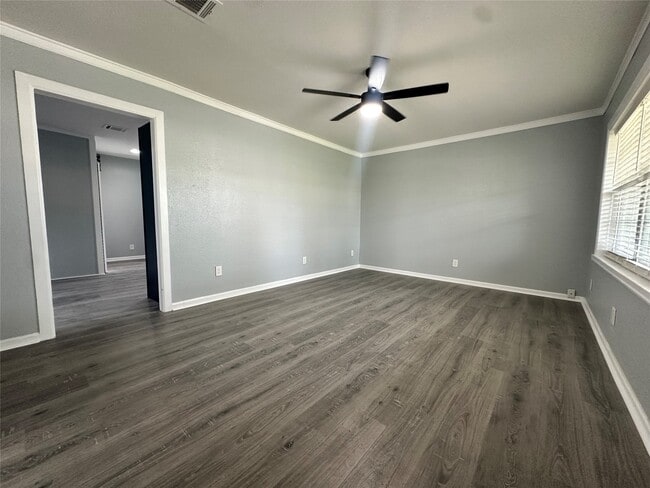 Building Photo - 502 Ave F