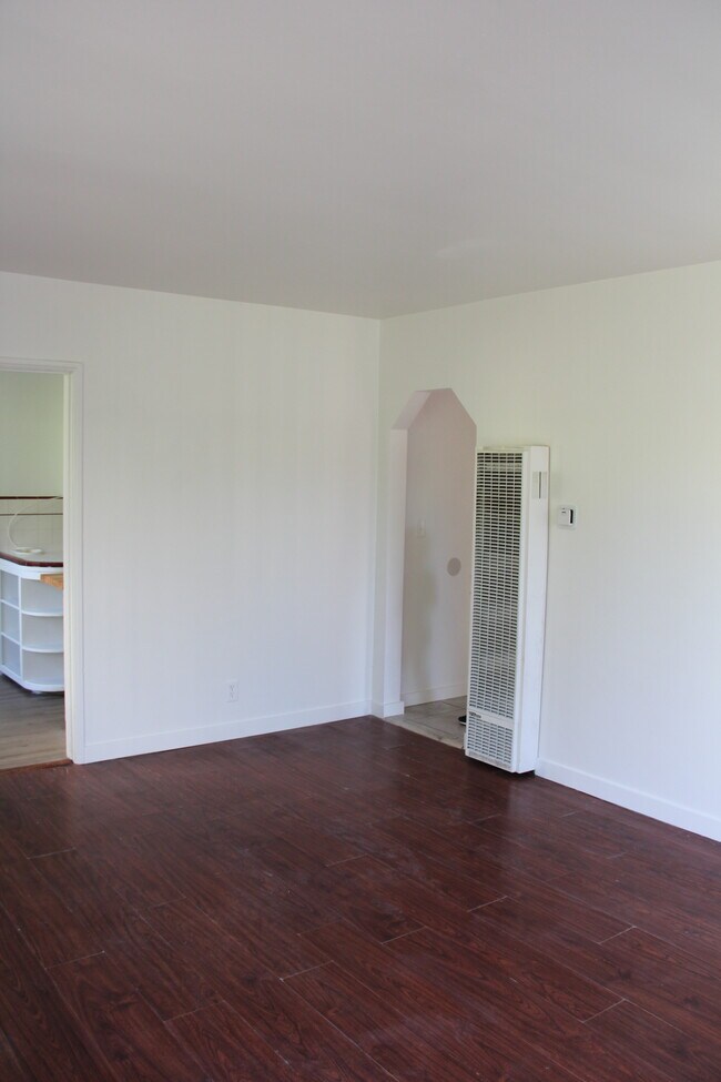 Building Photo - 1407 W Hellman Ave