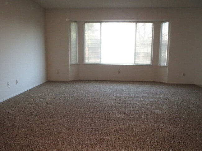 Foto del edificio - Spacious Headliner home with living room, ...