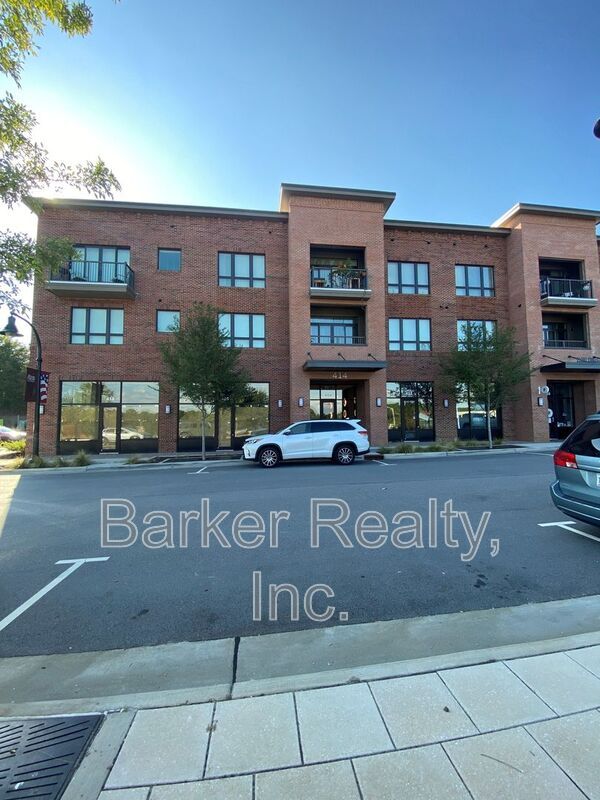 Building Photo - 414 S White St