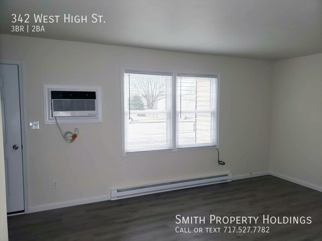 Building Photo - 342 West High St. 3 Bed 1.5 Bath Townhome
