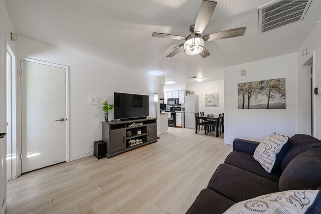 Foto del edificio - Great Location and Nicely Updated 2 Bed 2 Bath!