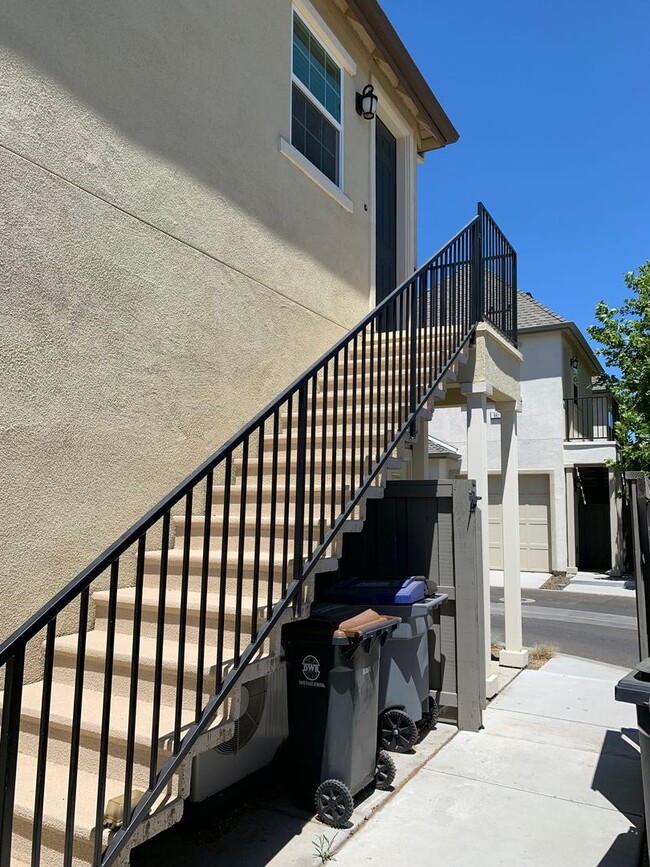 Building Photo - Nice 1 Bed 1 Bath upstairs apartment in the Cannery Neighborhood