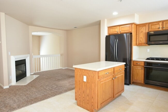 Building Photo - Bright 3 Bedroom 2.5 Bath Tri Level Townho...