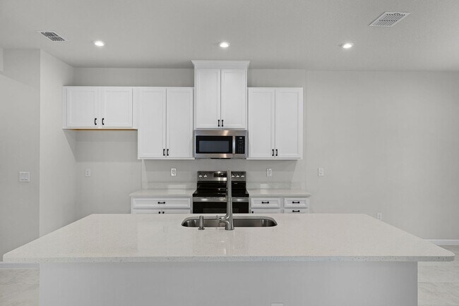 Foto del edificio - Brand-New 4BR Home with Tile Floors & Quar...