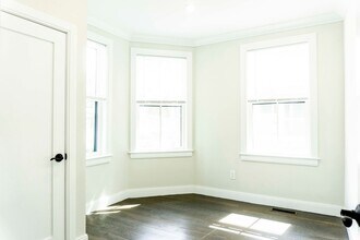 Building Photo - 66 Linden St