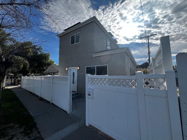 Building Photo - 7435 Encino Ave