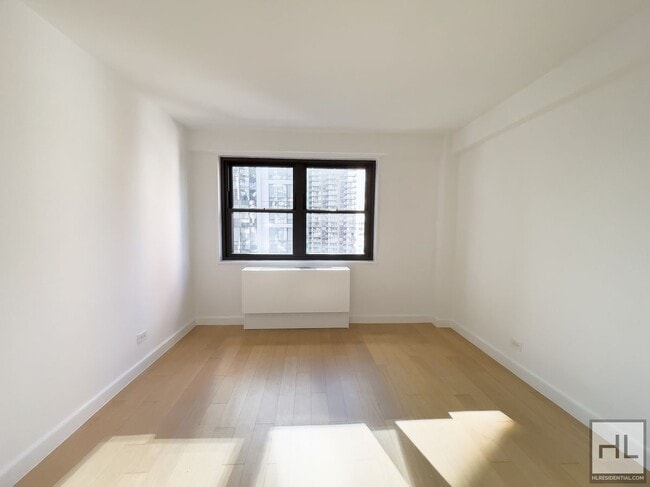 Building Photo - STUNNING LUXURY 4 BED IN PRIME MURRAY HILL...